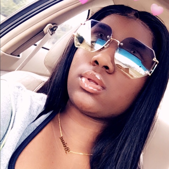 Meet your Posher, Alexus - Picture 2 of 6